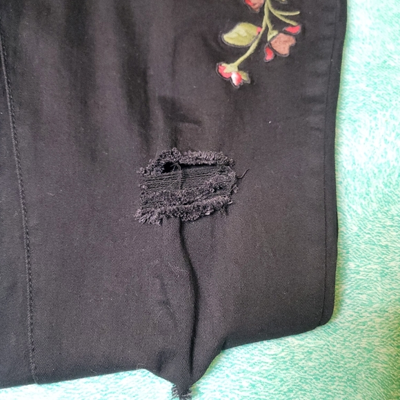 YMI Embroidered distressed black jeans Size 5 - Picture 4 of 6